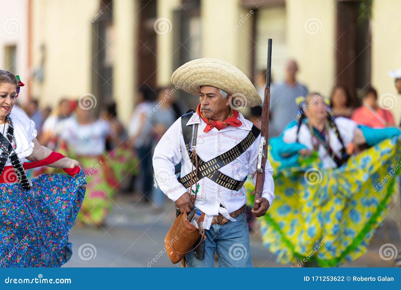Desfile Del Día De La Revolución Mexicana Fotografía editorial - Imagen de  revolucionarios, ropa: 171253622