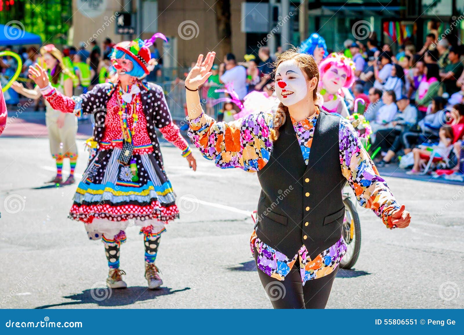 Desfile floral magnífico 2015 de Portland. Portland, Oregon, los E.E.U.U. - 6 de junio de 2015: Rose Festival Character Clown Corps en el desfile floral magnífico durante Portland Rose Festival 2015