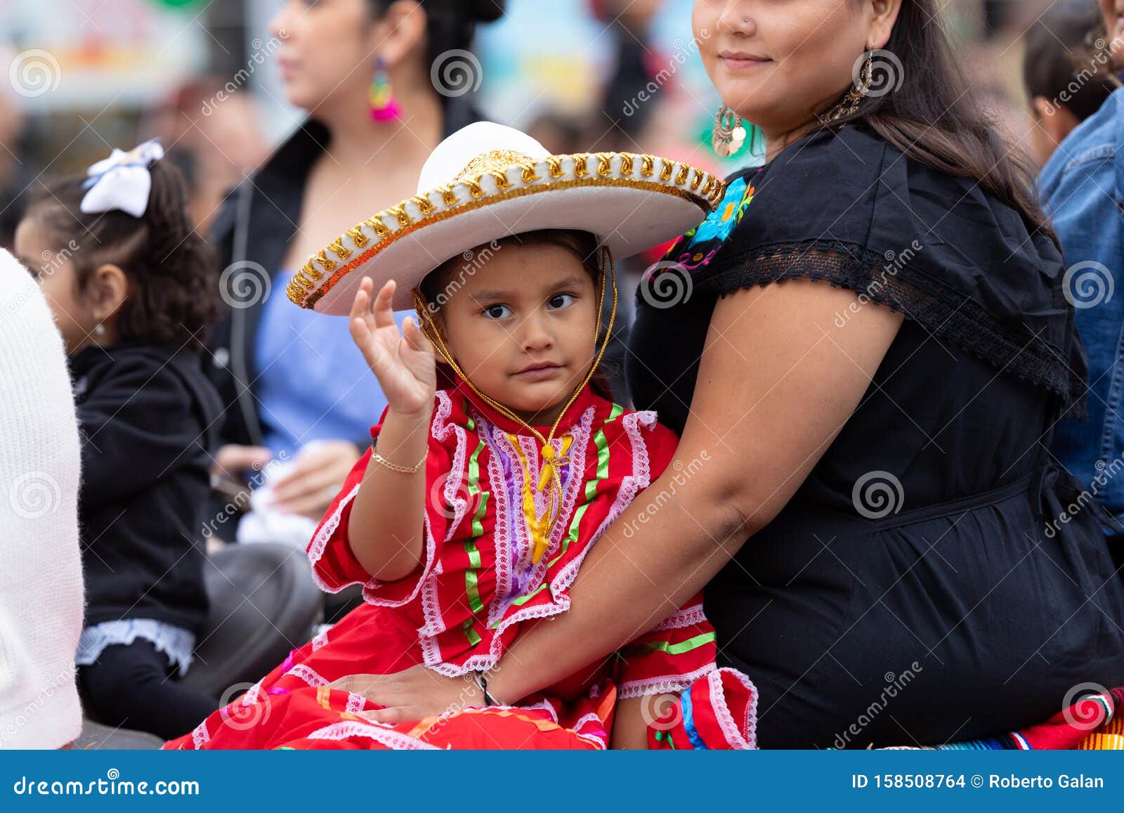 Desfile Por La Independencia De México En La Calle 26 Imagen de archivo  editorial - Imagen de mujer, tradicional: 158508764