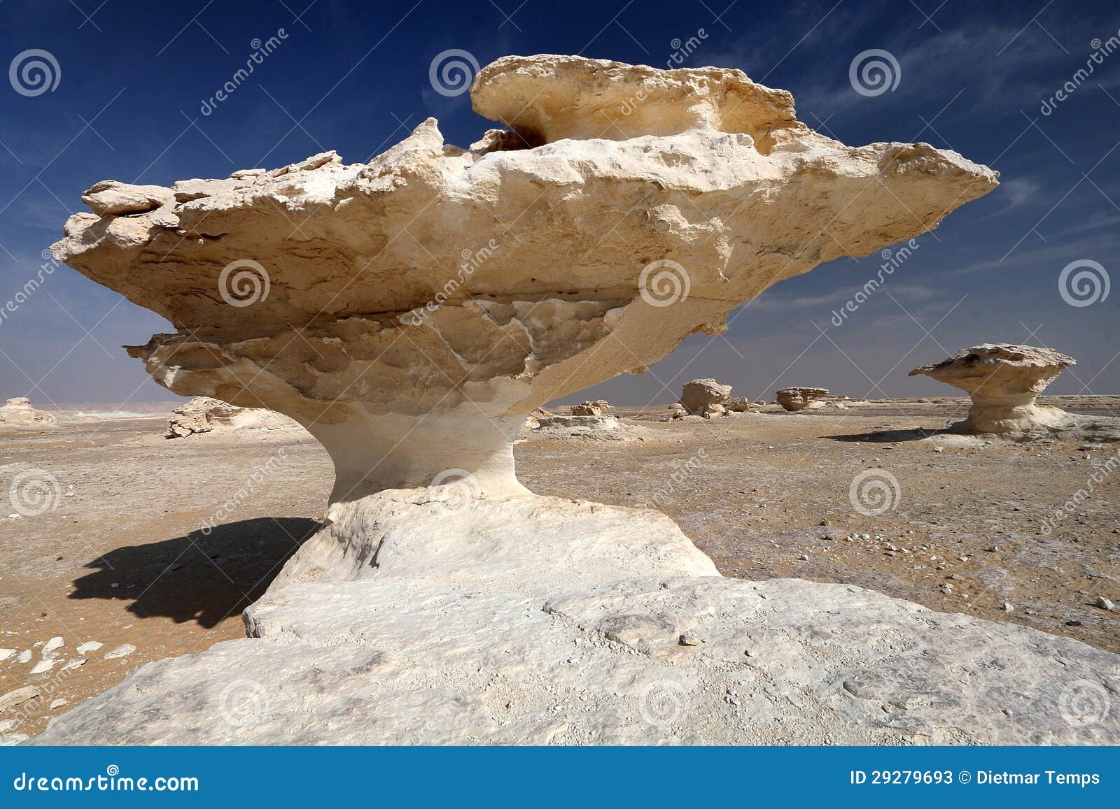 Formación de roca extraña en el desierto blanco, Egipto