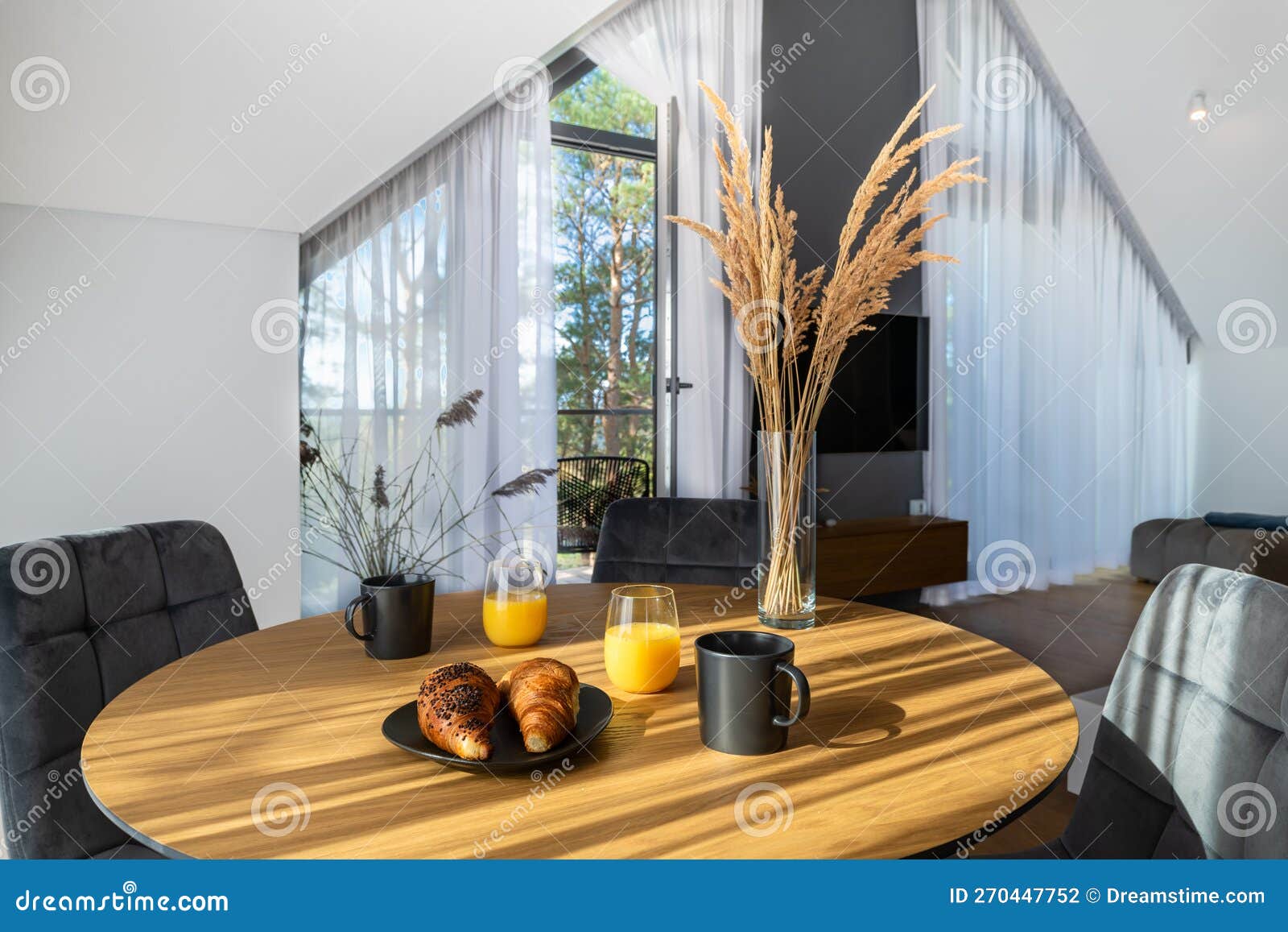 Design Elegante E Spazioso Degli Interni Con Tavoletta Da Caffè E  Decorazioni Per Colazione in Una Casa Moderna Fotografia Stock - Immagine  di proprietà, crescente: 270447752