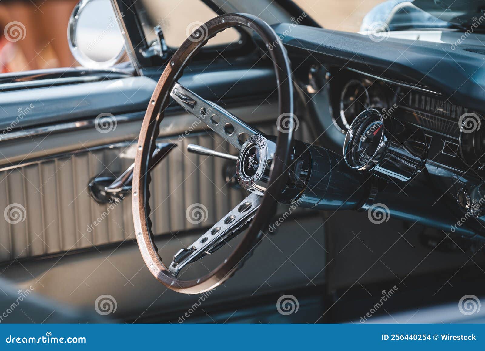 Design Intérieur Et Volant D'une Voiture Classique Vintage Image stock  éditorial - Image du modèle, automobile: 256440254