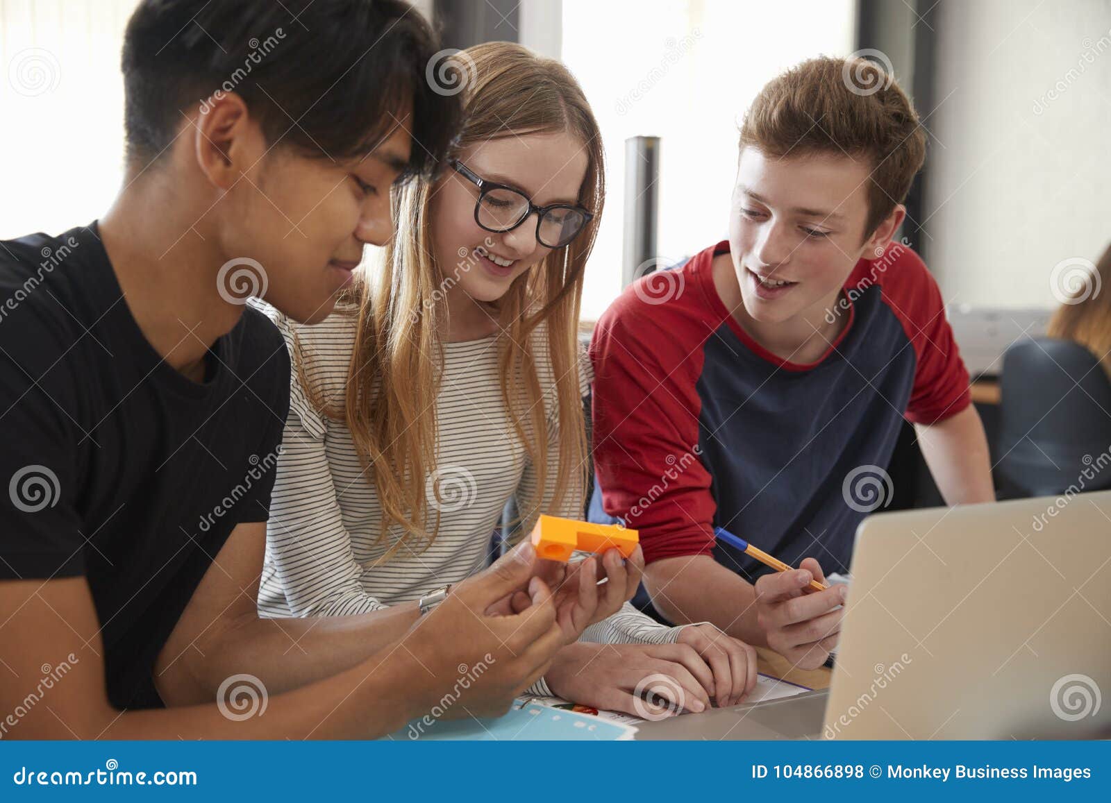  students working in cad/3d printing lab together