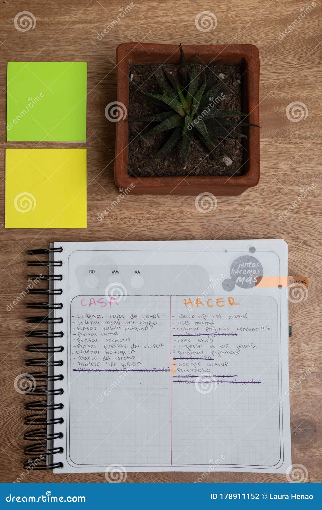 desk with stationery and list of things to do with spanish text