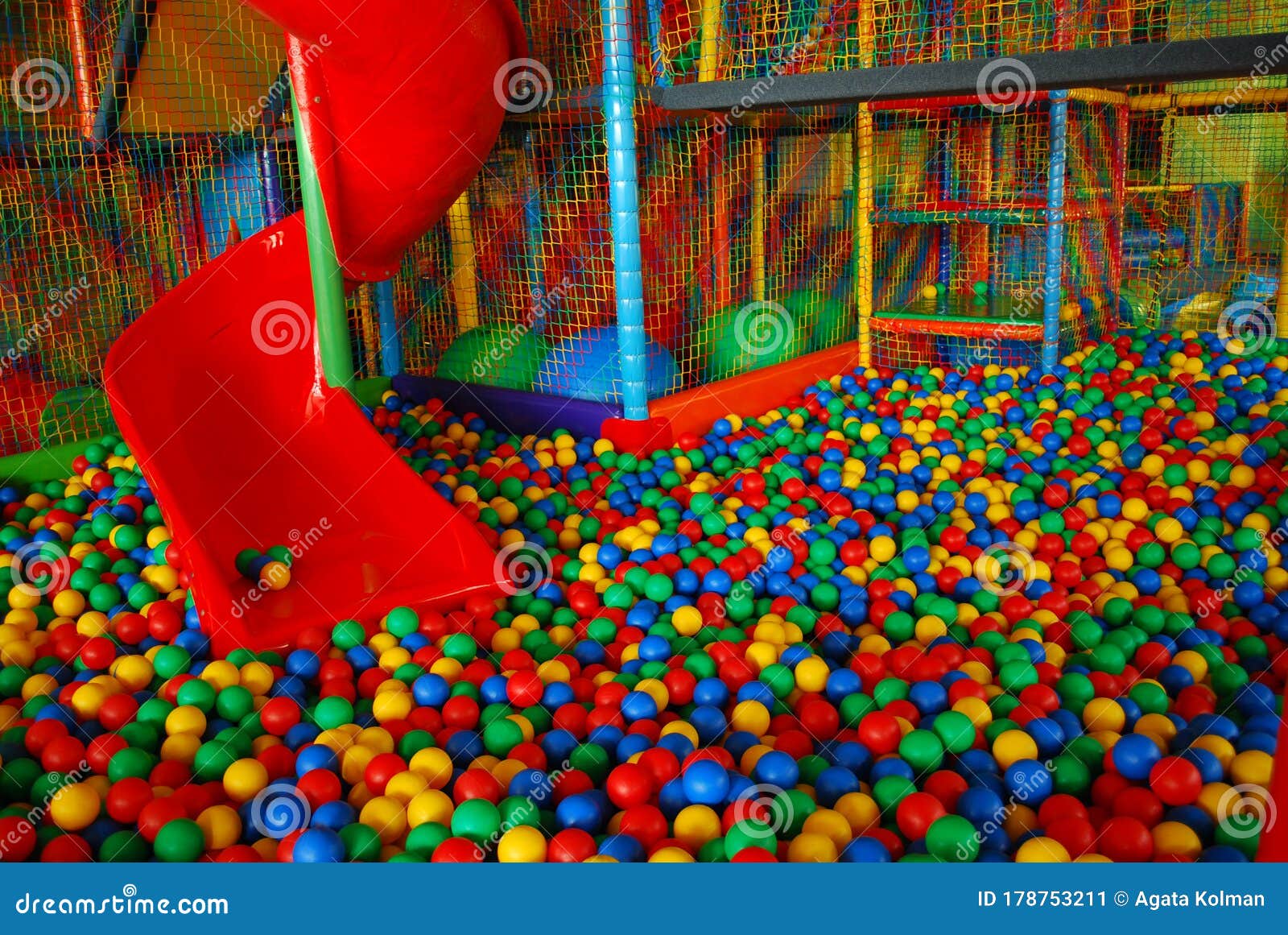 Fundo de muitas bolas coloridas de plástico na piscina de bolas em uma sala  de jogos para crianças