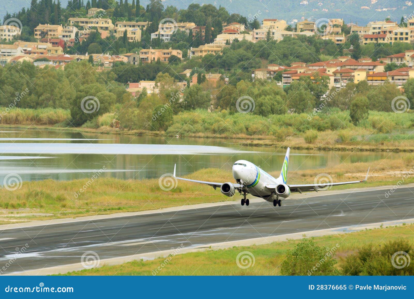 Despegue Del Aeroplano Del Pasajero De La Pista Activa Imagen editorial -  Imagen de motores, chorro: 28376665
