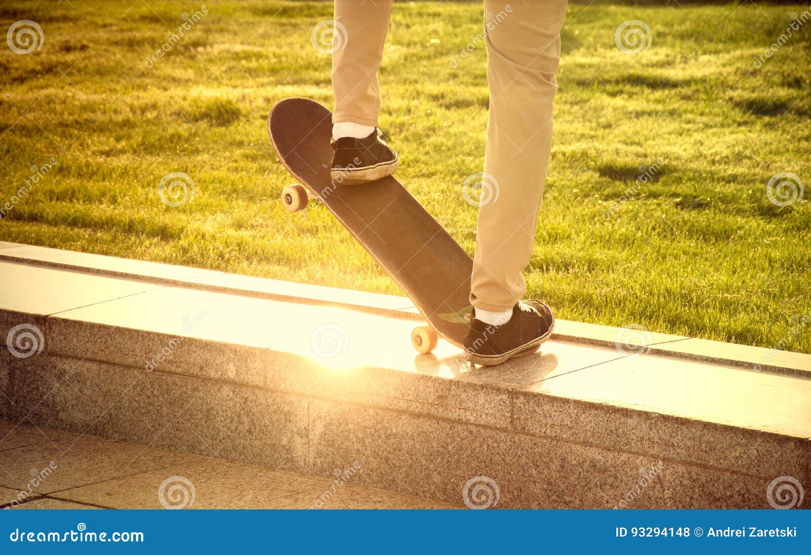 Desperate Guy Makes Extremely Dangerous Elements on the Skateboard