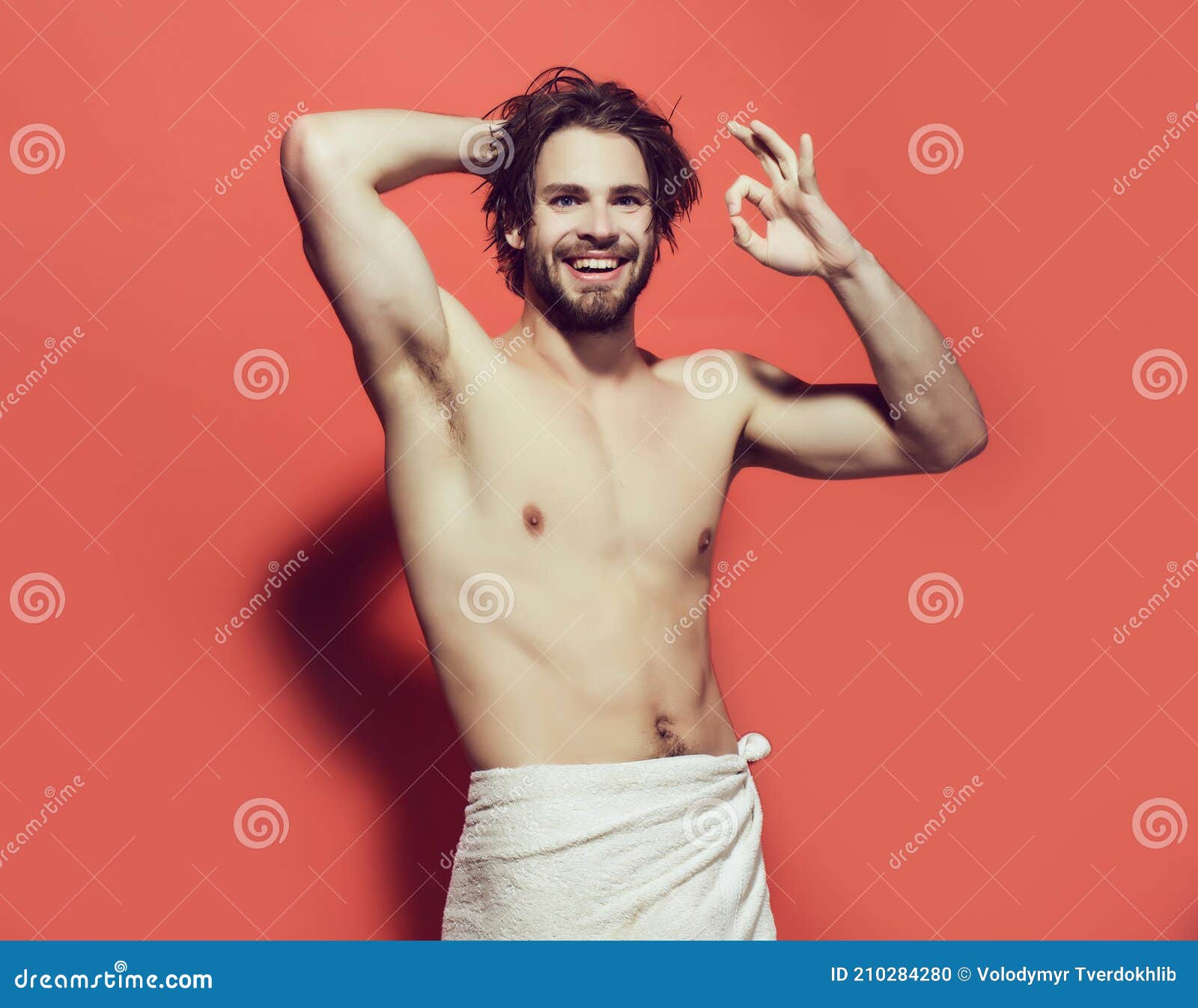 Despertar Matinal De Homem Pelado Feliz Em Toalha Branca Em Fundo Vermelho Mostrando Ok Gesto. Foto de Stock - Imagem de barbeiro, relaxe: 210284280 Despertar Matinal De Homem Pelado Feliz Em Toalha Branca Em Fundo Vermelho Mostrando Ok Gesto. Foto de Stock - Imagem de barbeiro, relaxe: 210284280