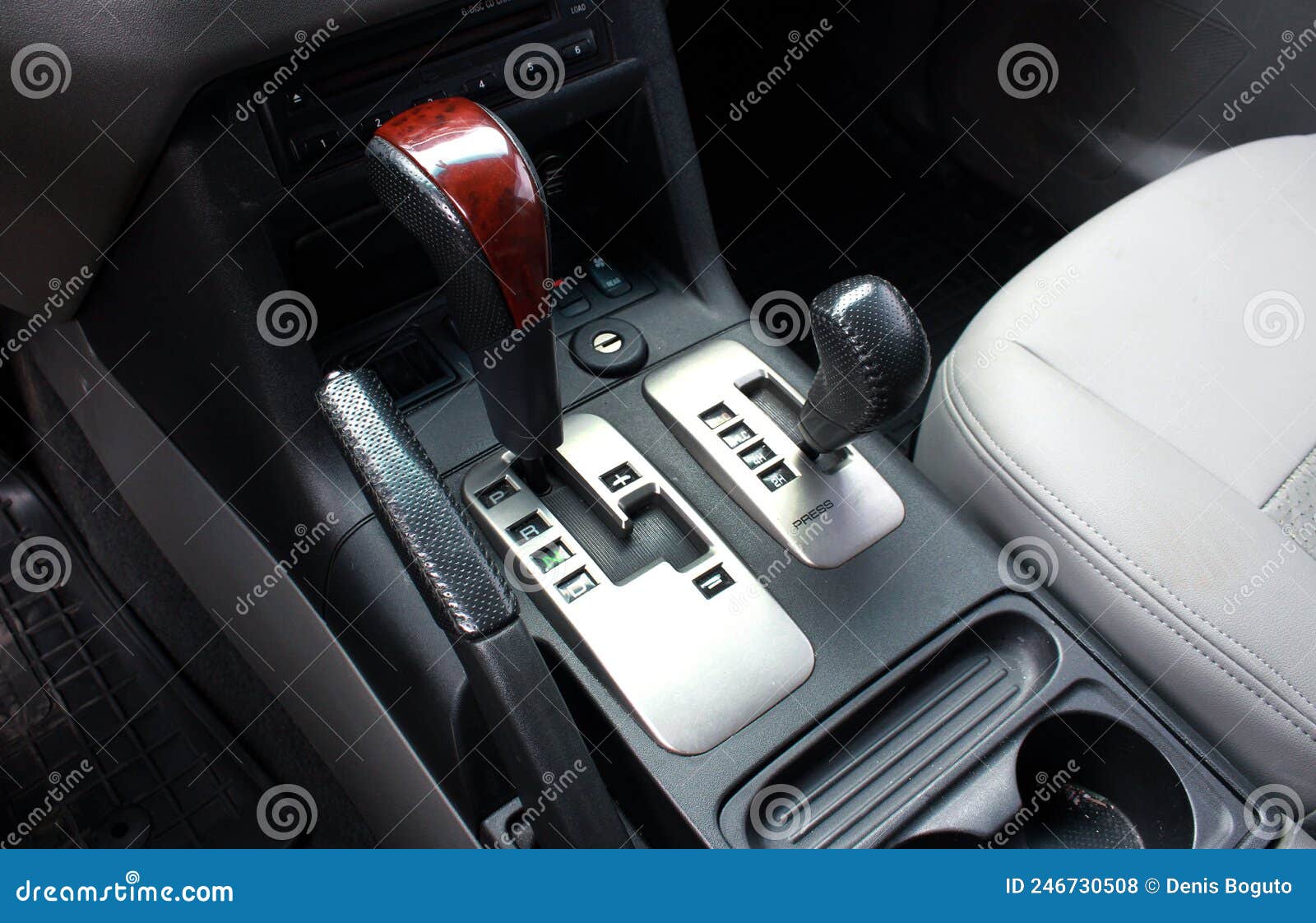 Desplazamiento Automático De La Palanca De Cambios. Selector De  Velocidades. Coche Dentro De La Caja De Cambios Automática Foto de archivo  - Imagen de maneta, nuevo: 246730508