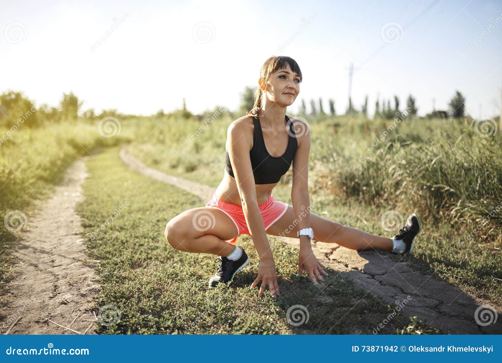 Desportista Novo Que Estica E Que Prepara-se Para Correr Foto de Stock