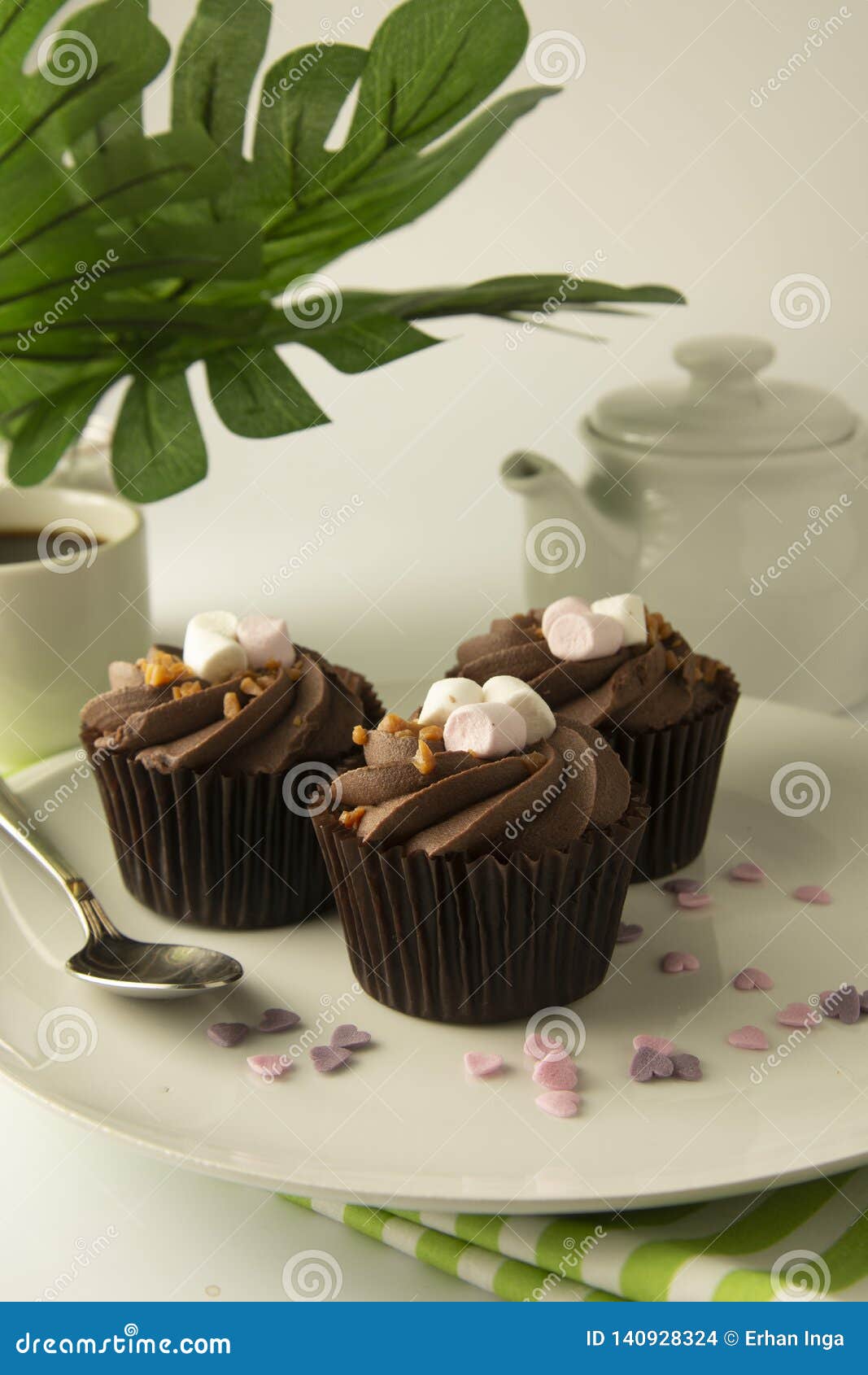 Dessert Delicieux De Petit Gateau De Chocolat Gateau De Brownie Avec De La Creme Dessert Doux Feuilles De Vert De Monstera Sur Photo Stock Image Du Beurre Muffin Dessert Delicieux De Petit Gateau De Chocolat Gateau De Brownie Avec De La Creme Dessert Doux Feuilles De Vert De Monstera Sur Photo Stock Image Du Beurre Muffin