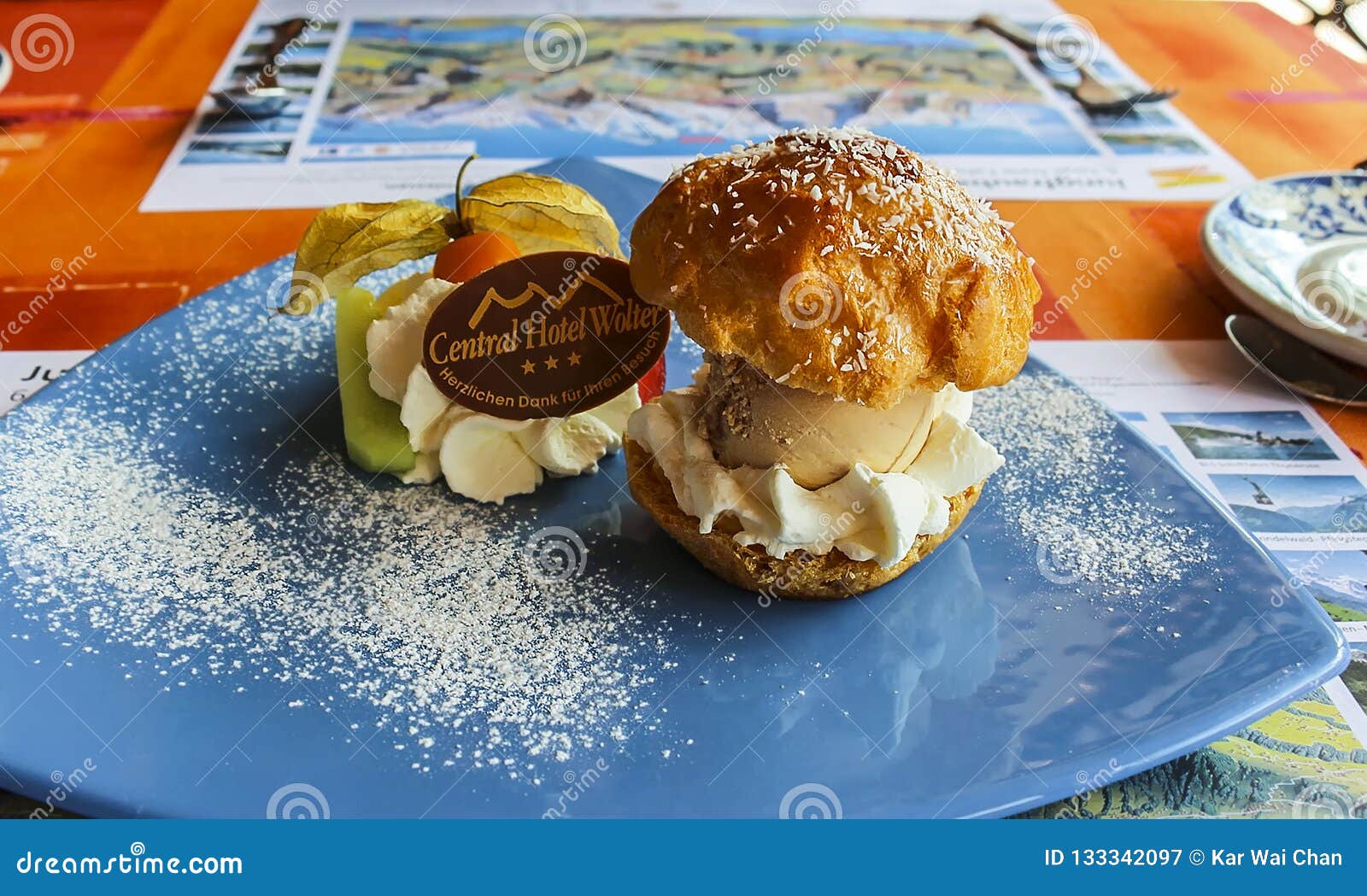 Grindelwald, Suisse - juillet 2013 : Dessert de crème glacée avec la mousse et garni avec des fruits à l'hôtel central Wolter