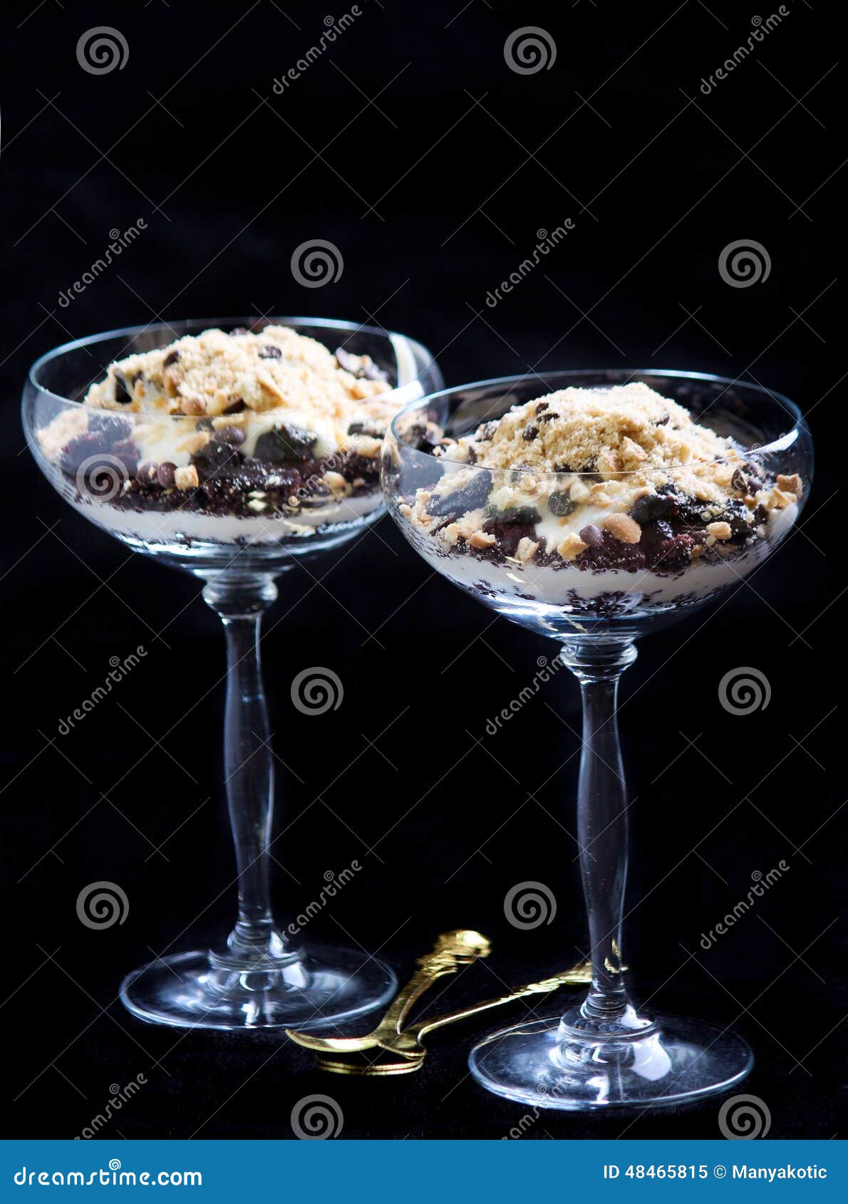 Gelijkenis nauwelijks Productiecentrum Dessert in glazen stock afbeelding. Image of kleinigheid - 48465815