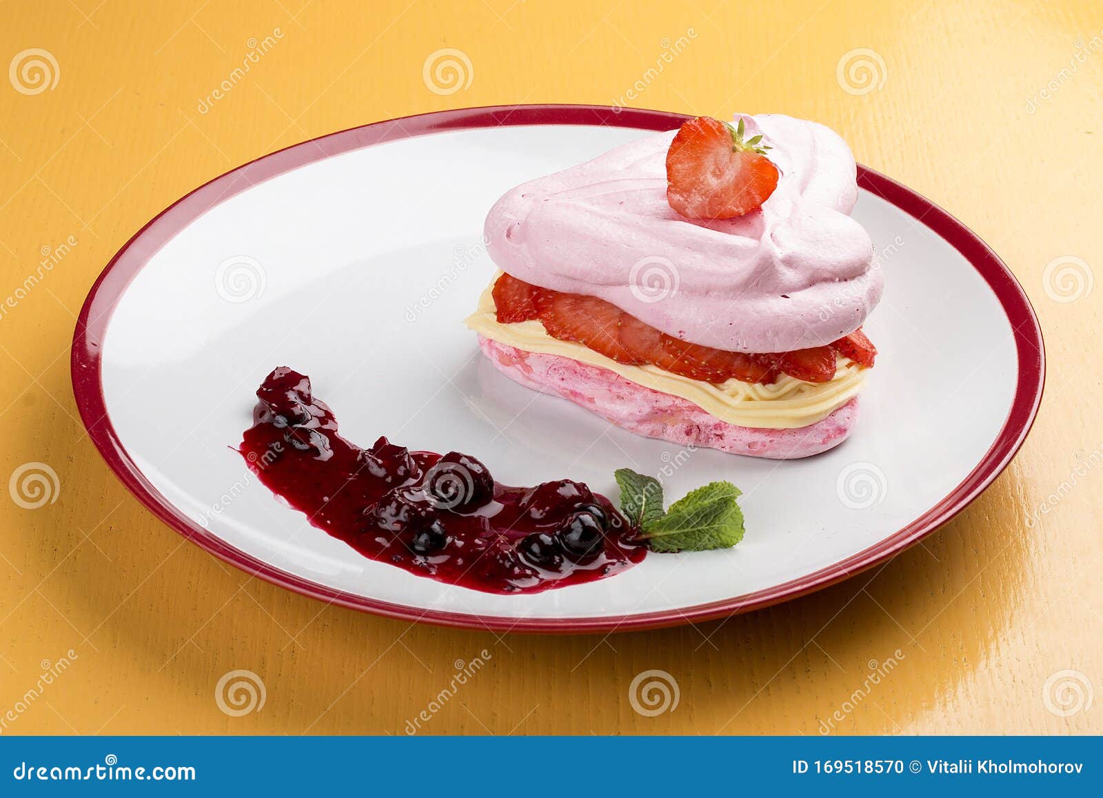 Dessert Mit Meringue Und Frischen Erdbeeren Stockfoto Bild von eton