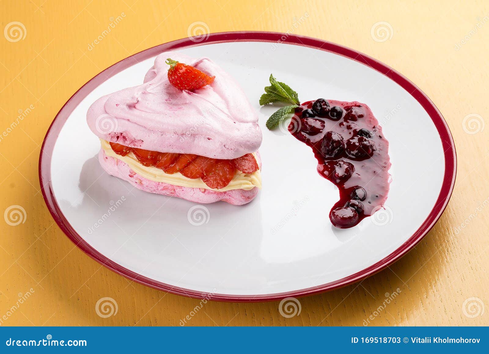 Dessert Mit Meringue Und Frischen Erdbeeren Stockbild Bild von minze