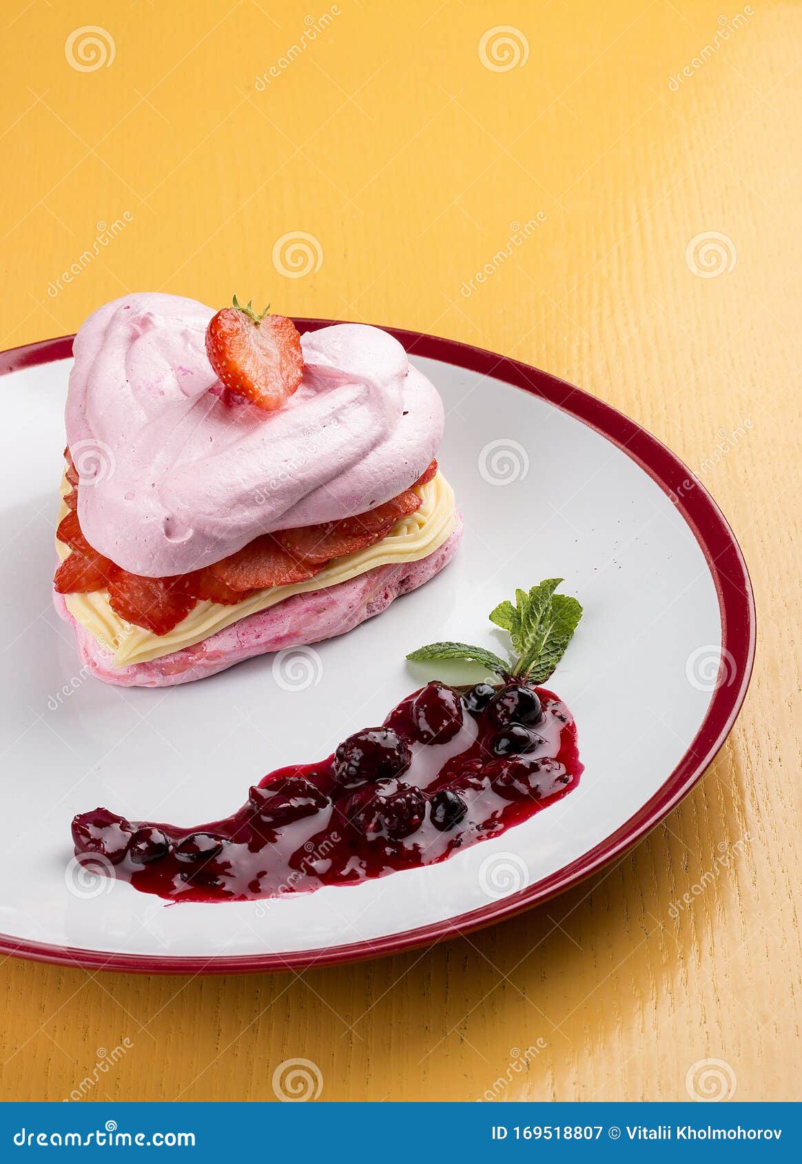 Dessert Mit Meringue Und Frischen Erdbeeren Stockbild Bild von