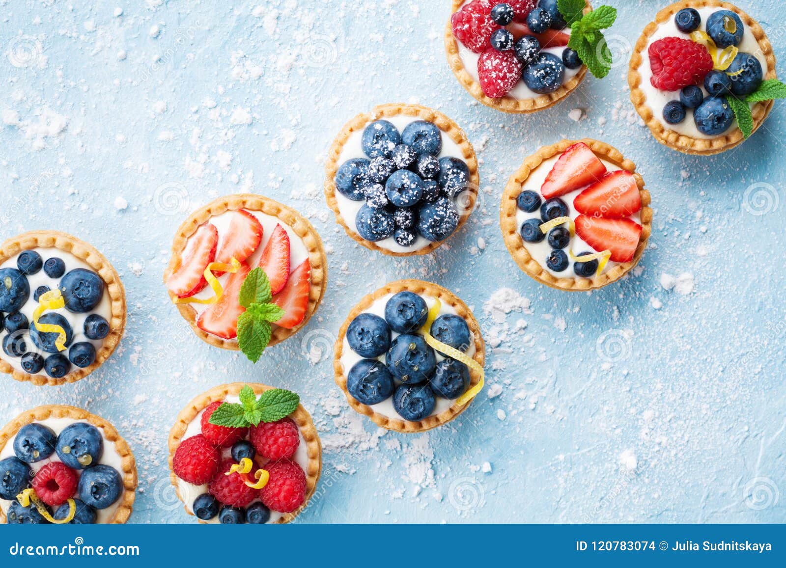 Dessert Sain De Patisserie D Ete Tartelettes Ou Gateau De Baie Avec La Vue Superieure De Fromage Fondu Photo Stock Image Du Nourriture Myrtille Dessert Sain De Patisserie D Ete Tartelettes Ou Gateau De Baie Avec La Vue Superieure De Fromage Fondu Photo Stock Image Du Nourriture Myrtille