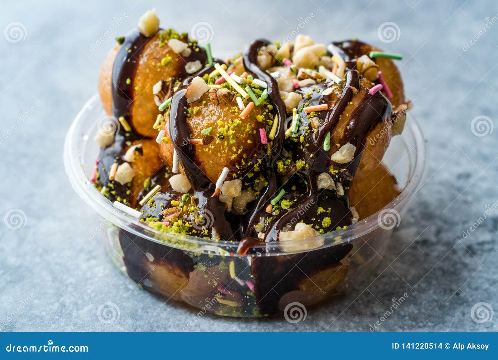 Dessert Turc Lokma Avec La Creme Au Chocolat Autour De Fried Dough Balls Petulla Photo Stock Image Du Gateau Dejeuner Dessert Turc Lokma Avec La Creme Au Chocolat Autour De Fried Dough Balls Petulla Photo Stock Image Du Gateau Dejeuner