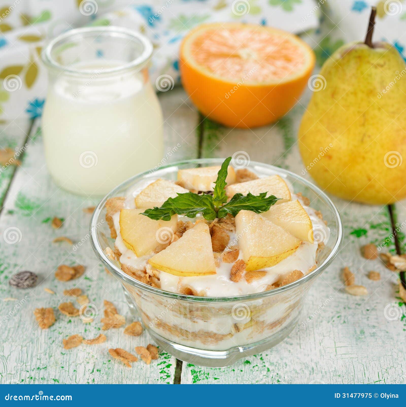 Dessert Van Muesli En Yoghurt Met Peer Stock Afbeelding Image of