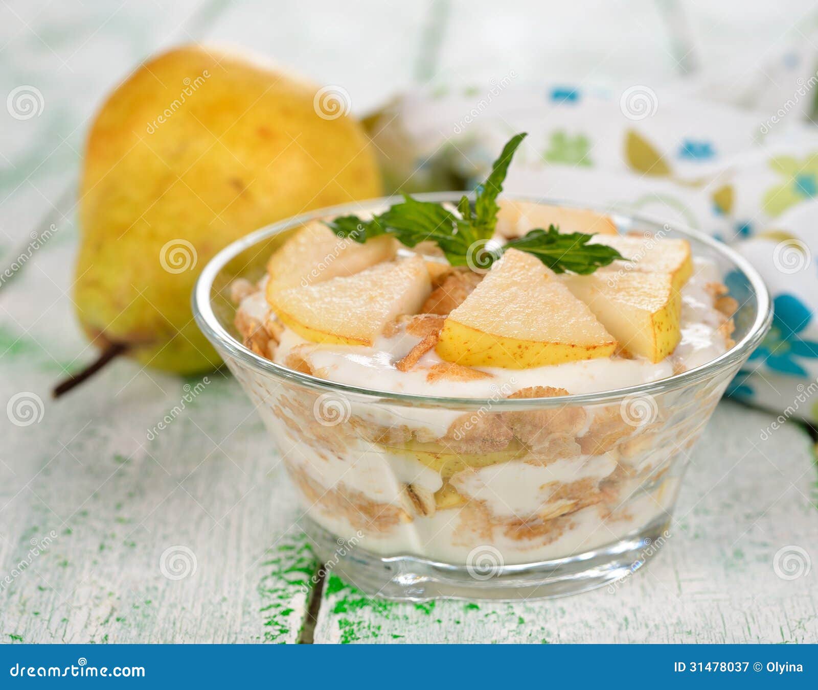 Dessert Van Muesli En Yoghurt Met Peer Stock Afbeelding Image of