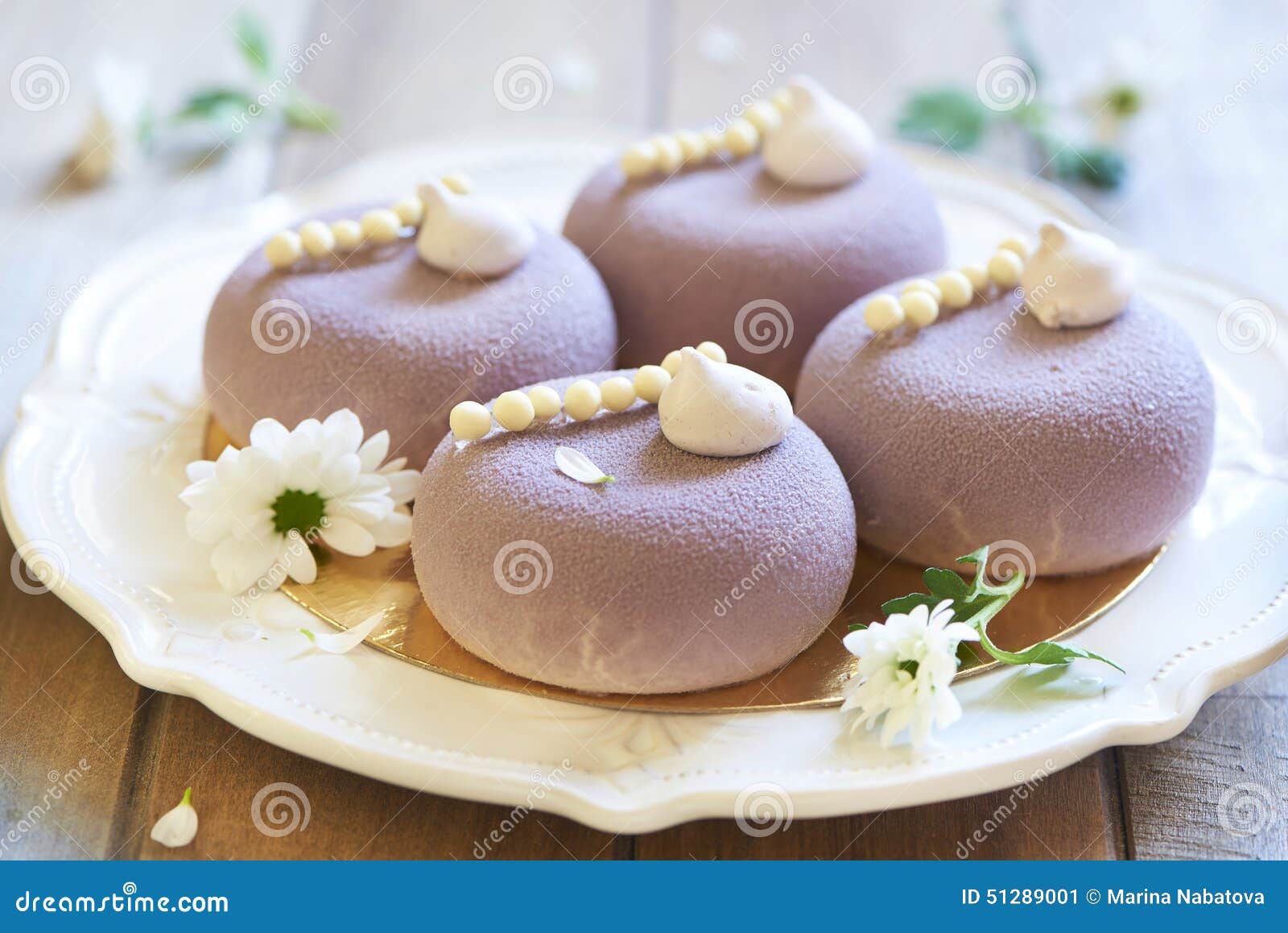 Dessert Viola Con Il Ribes Nero, I Wafer E La Meringa Immagine Stock