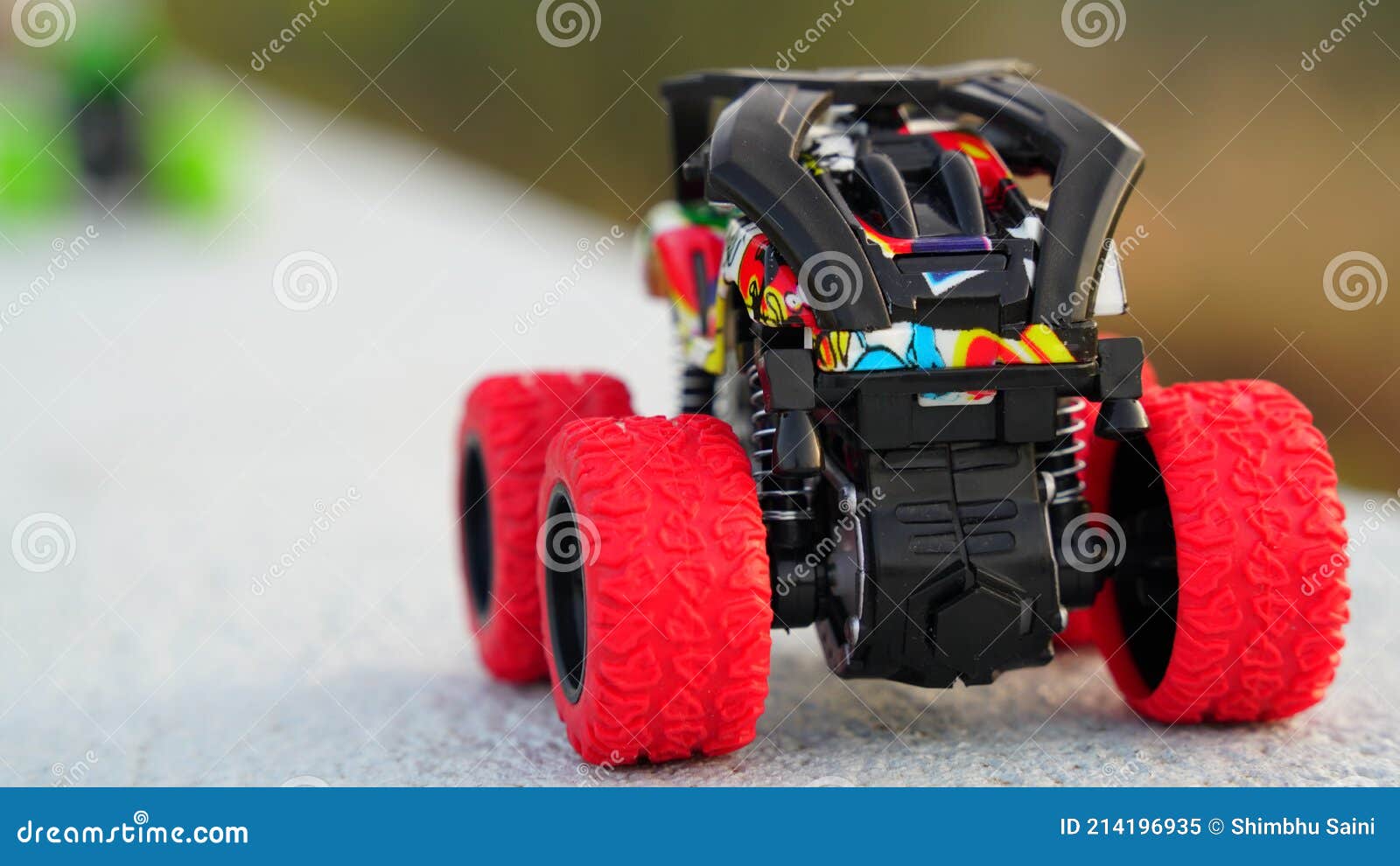 Jeu De Voitures Monstres. Camions De Dessins Animés Colorés Sur De Grandes  Roues, Jouets Pour Enfants Isolés Sur Blanc