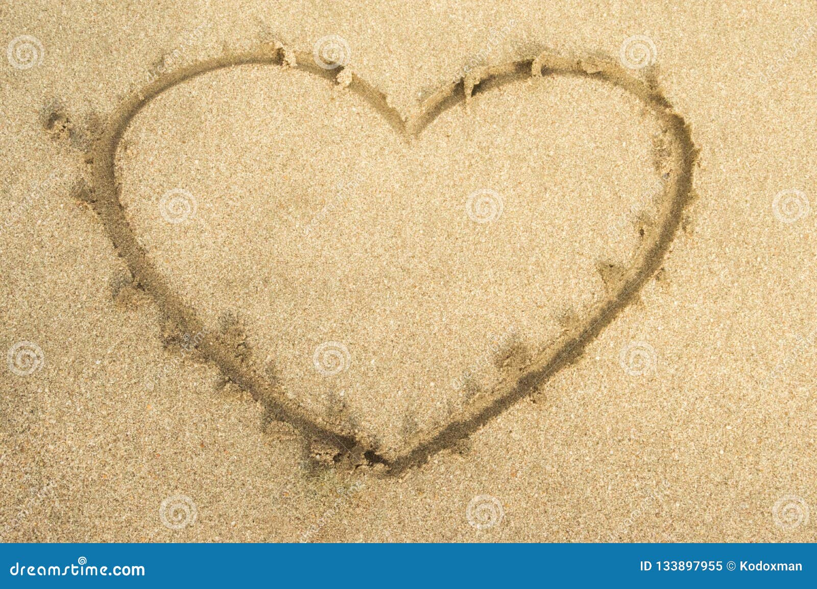 Dessin De Coeur D Amour Sur Le Sable De Plage Image Stock Image Du Plage Passion