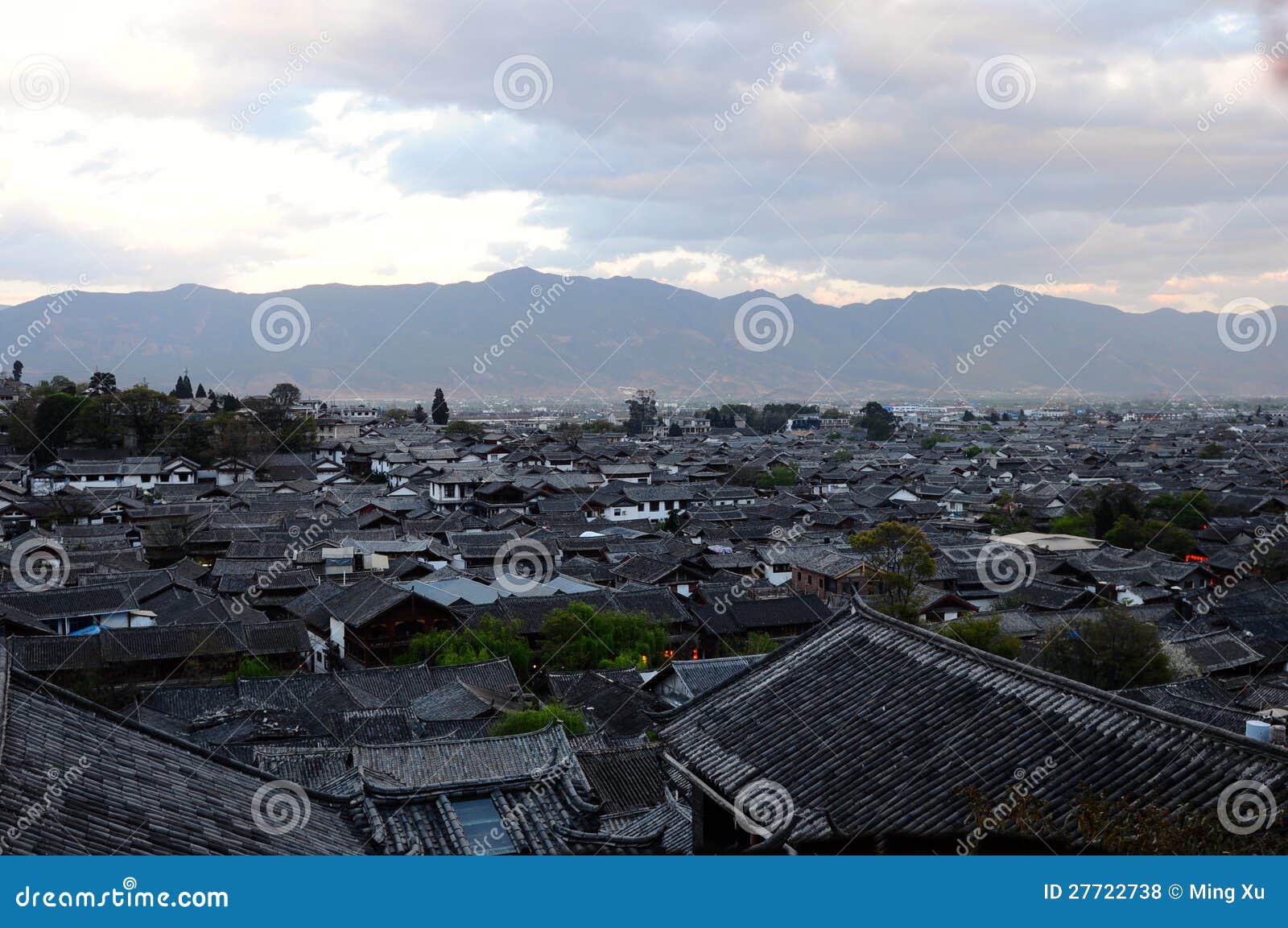 Dessus de toit de Lijiang, province de Yunnan, Chine.