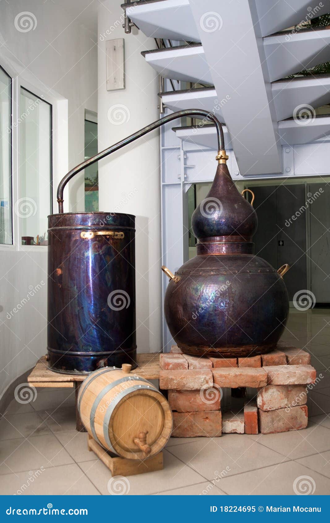 Destillieranlage stockbild. Bild von fabrik, antike, destillation