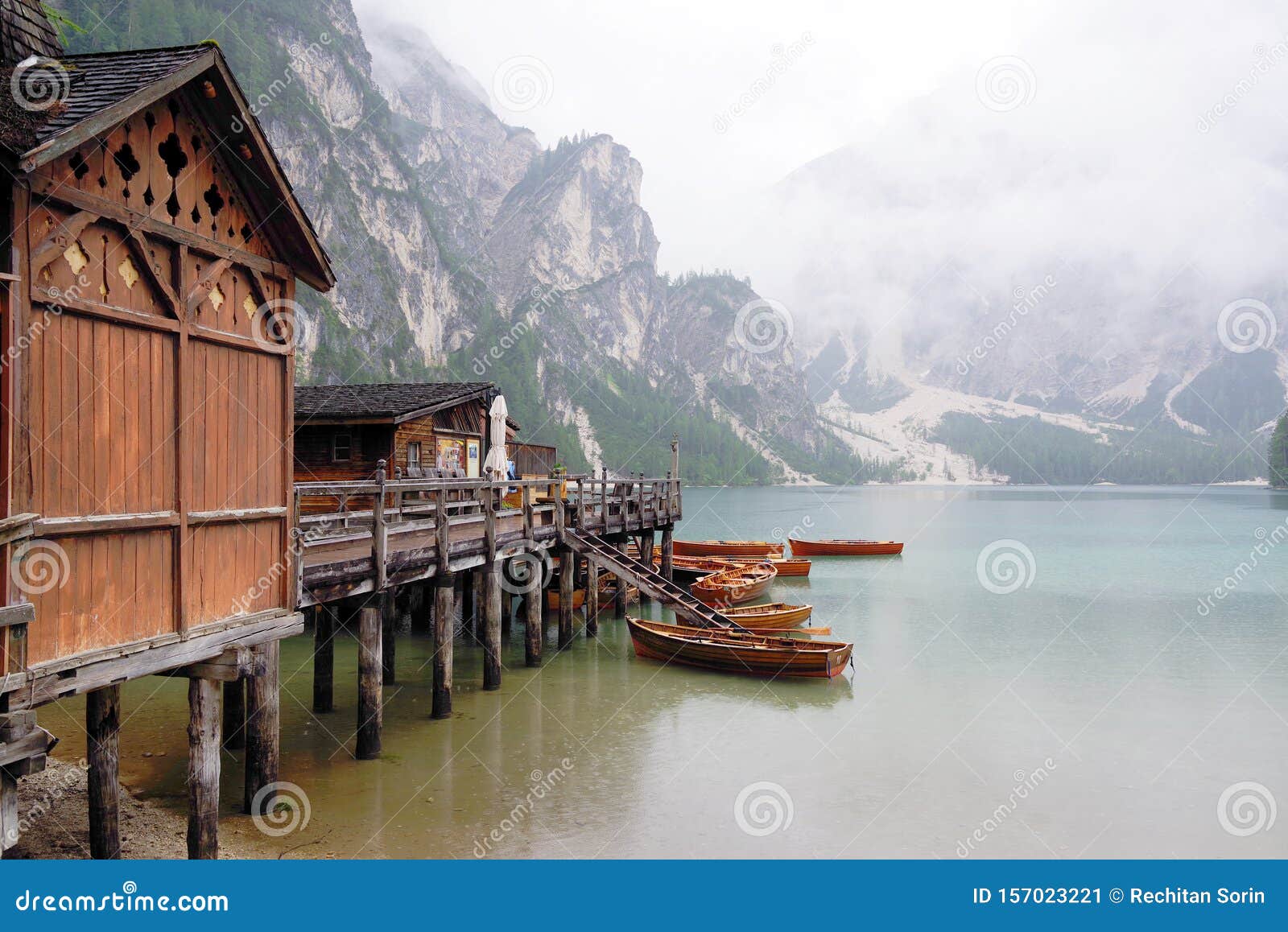 Deszczowa Pogoda Na Lago Di Braies Letni Pochmurny Dzien Obraz Stock Obraz Zlozonej Z Wysokog Przygoda 157023221