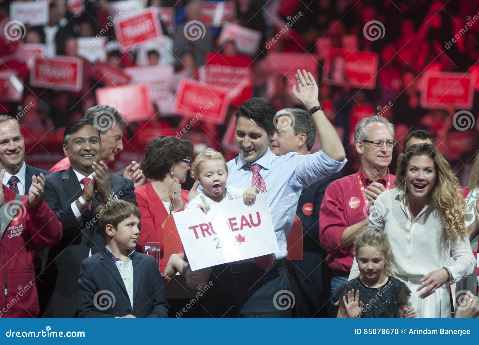 Det Justin Trudeau valet samlar. BRAMPTON - OKTOBER 4: Justin Trudeau tillsammans med hans hela familj som avfärdar in mot deras supportrar under ett val, samlar av det frisinnade partiet av Kanada på Oktober 4, 2015 i Brampton, Kanada