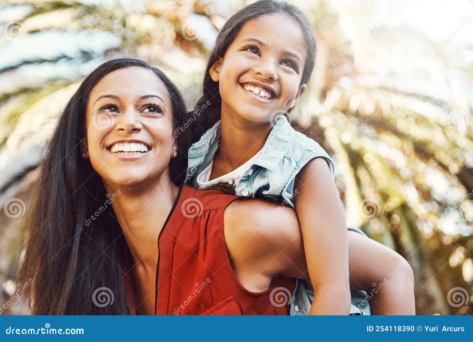 Det Mest Roliga Med Mamma En Lycklig Mor Och Dotter Som Njuter Av En Tur Och Returresa