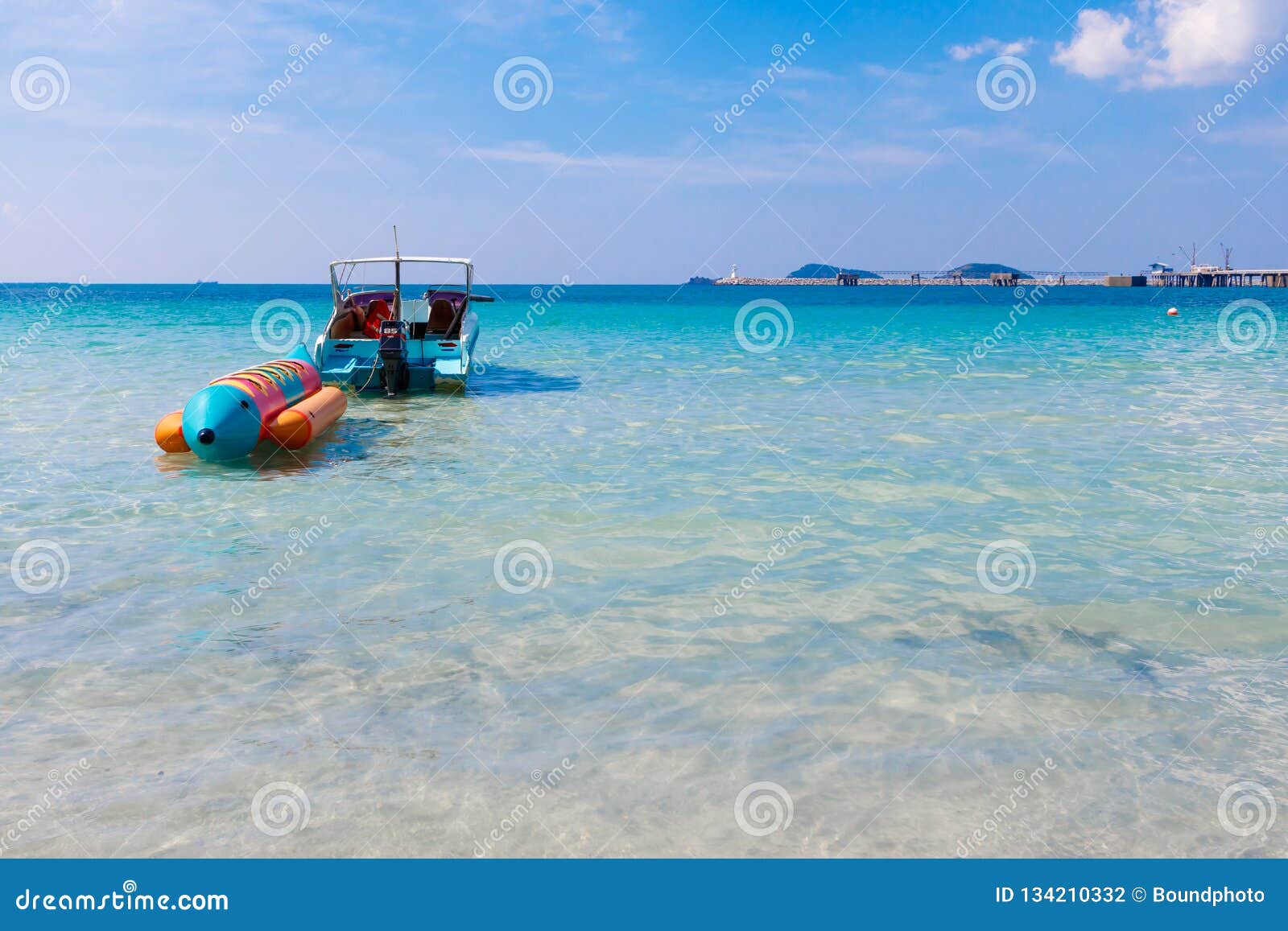 Det trevligt av havs- och bananfartyget på Sattahip Thailand. Det trevligt av havs- och bananfartyget på Sattahip Chonburi Thailand detta är den appellNangrum stranden