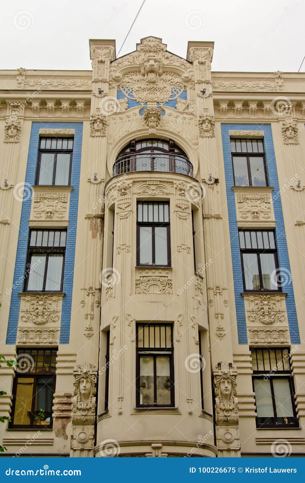 Detail Der Fassade Von Art Deco Buildlding Mit Gesichtern Und