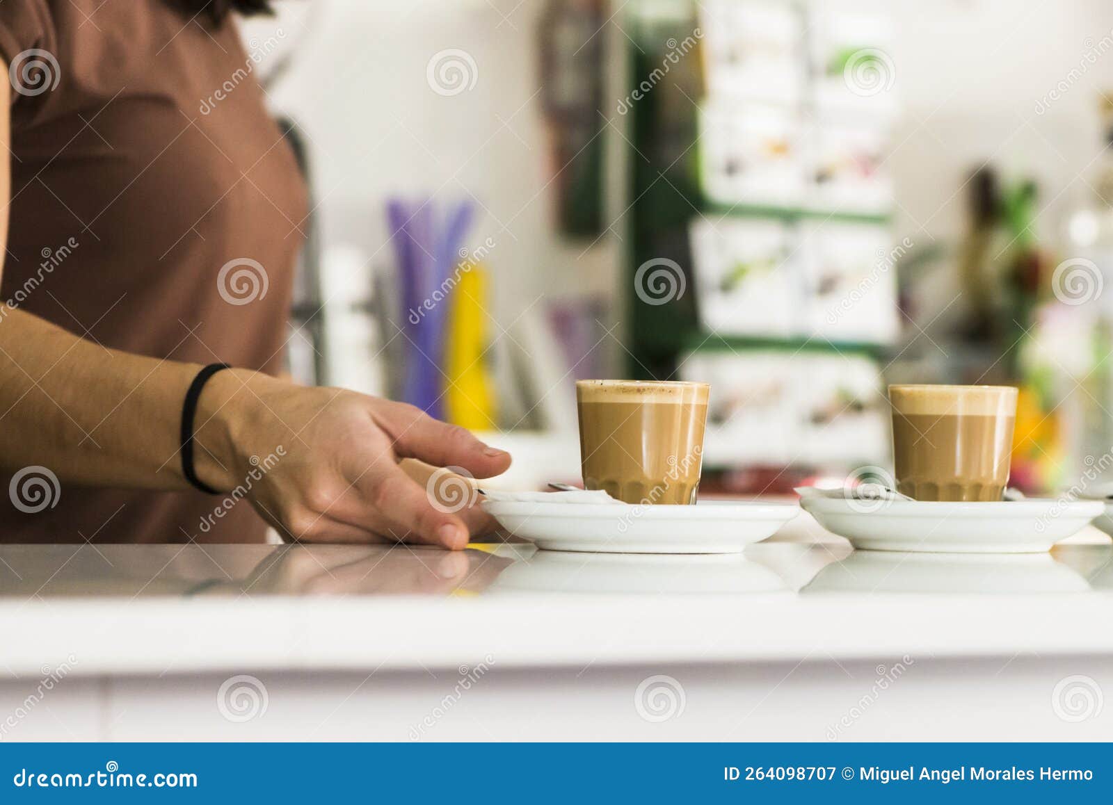 detail of the hand of a waitress.