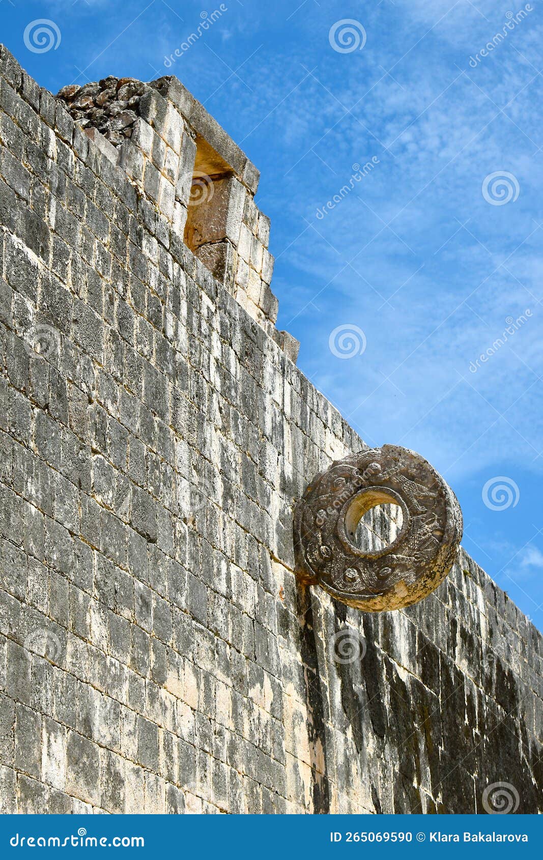 detail of hoop at ball game court juego de pelota at chichen itza, yucatÃÂ¡n, mexico