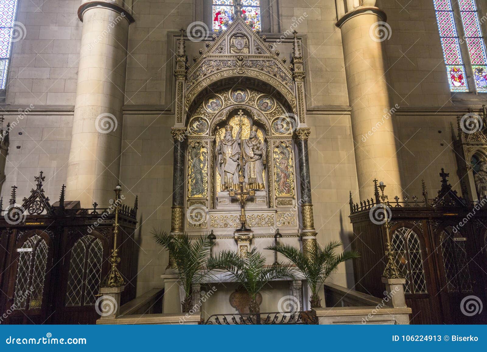 triple navigation overflow Gothic Church Interior Decoration Stock Image - Image of column, martyr:  106224913