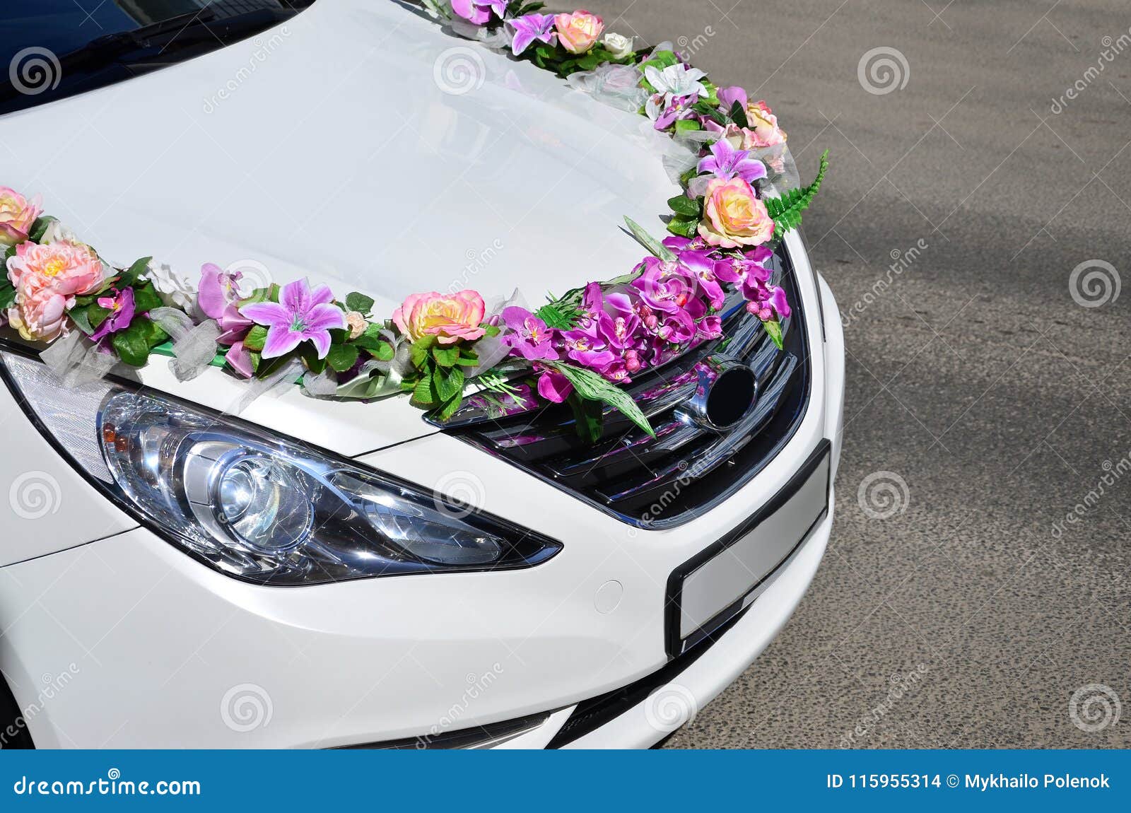 White Wedding Car Decorated Fresh Flowers Wedding Decorations