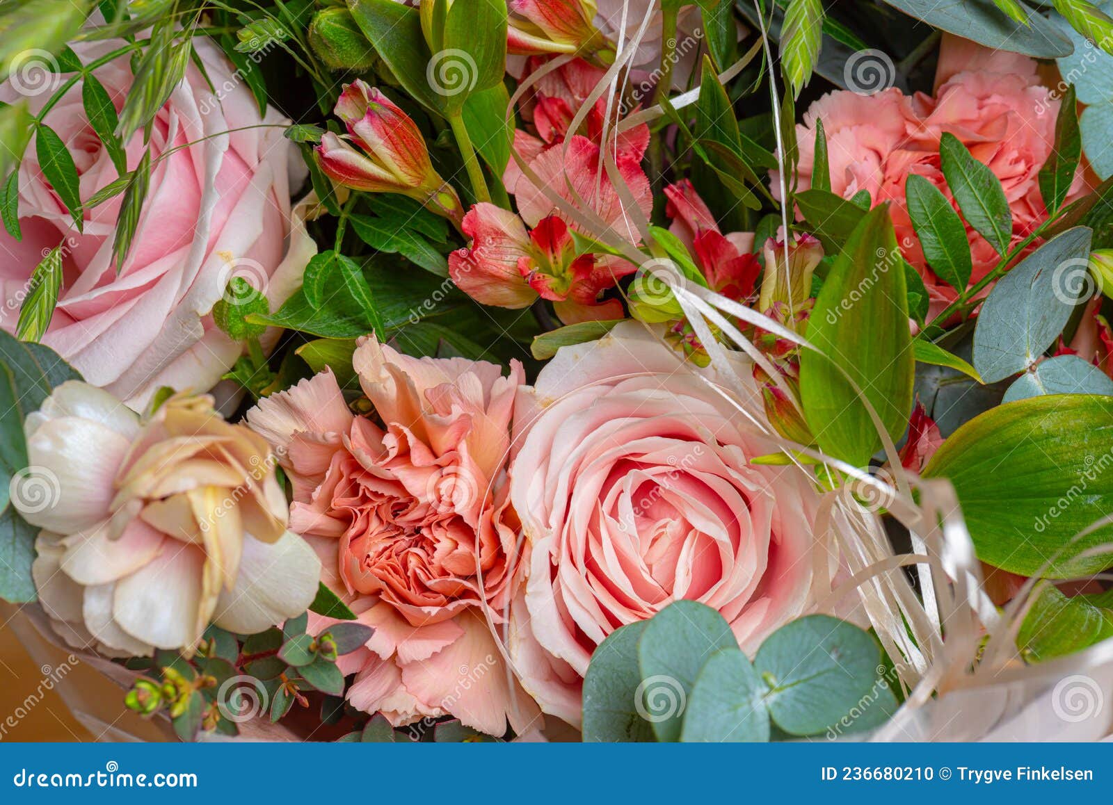 details of a pink rose bouquet..