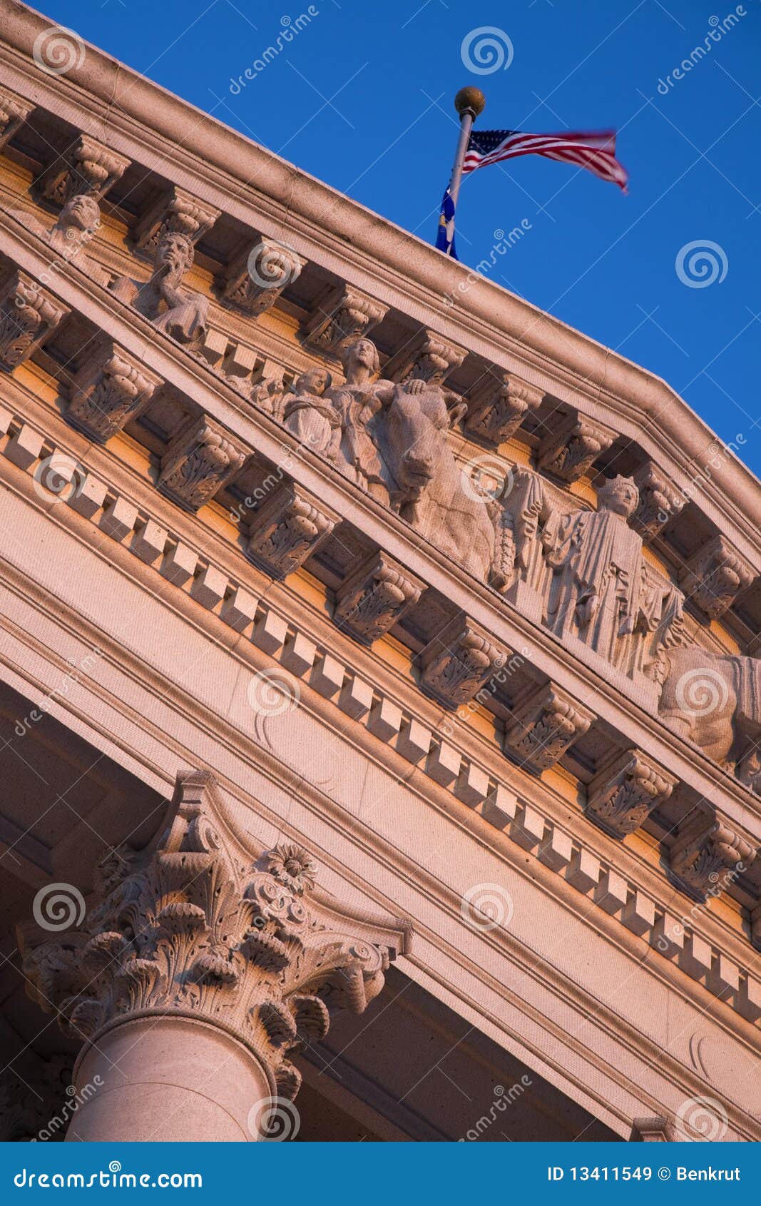 details on state capitol building