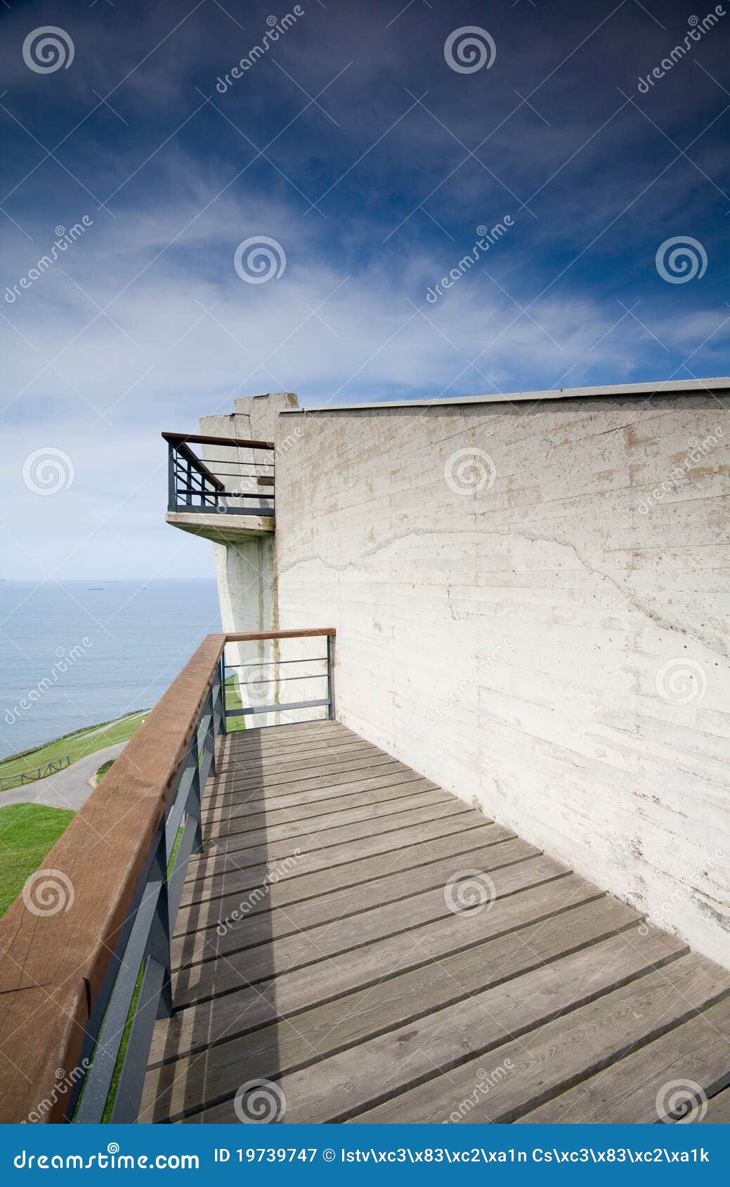 Detalhe da torre de vigia com céu azul