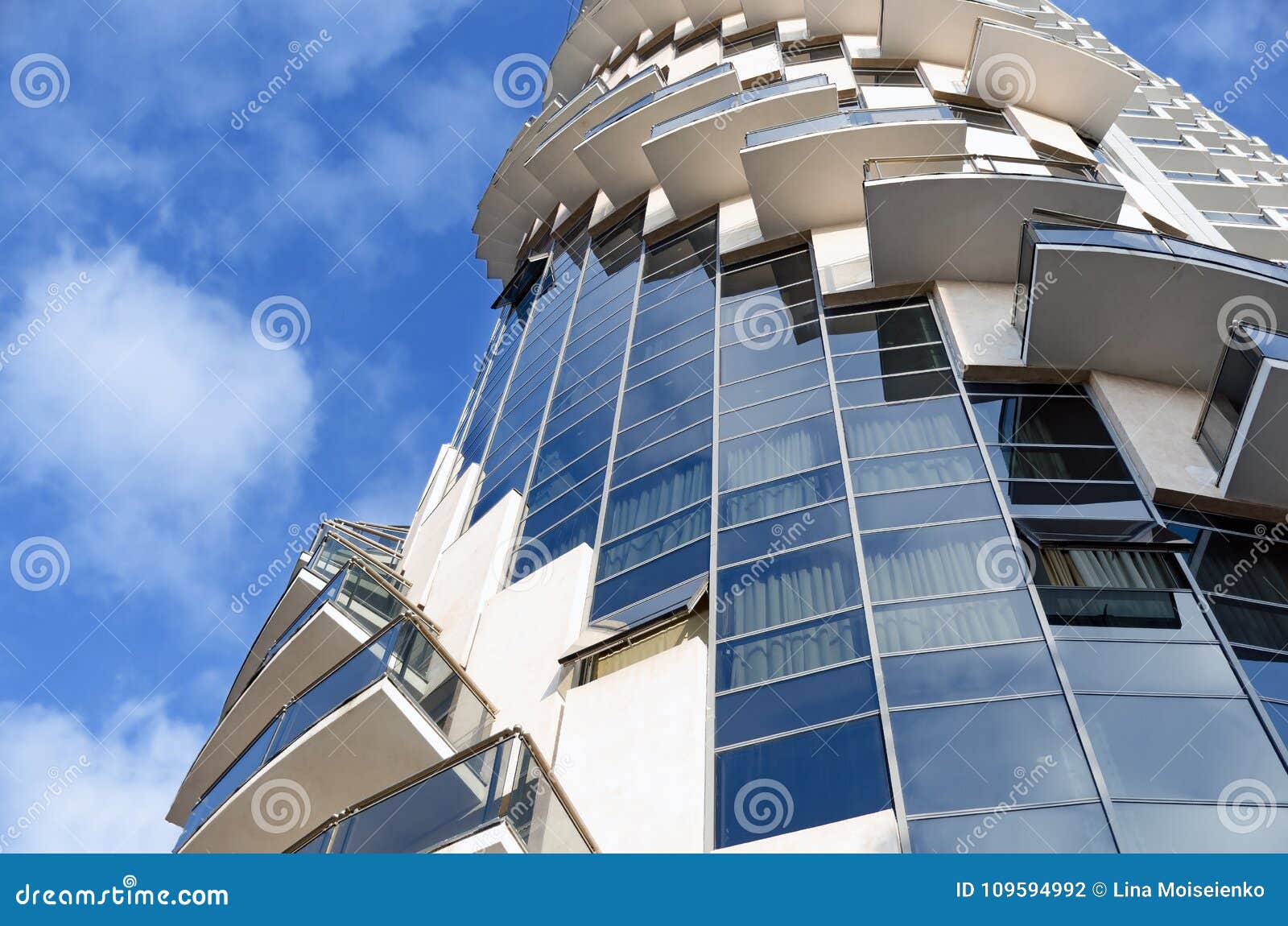 Detalhe De Arquitetura Urbana Moderna - a Construção No Fundo Do Céu Azul De  Concreto E De Vidro Com Balcão, Situado Na Espiral Foto de Stock - Imagem de  grande, comercial: 109594992
