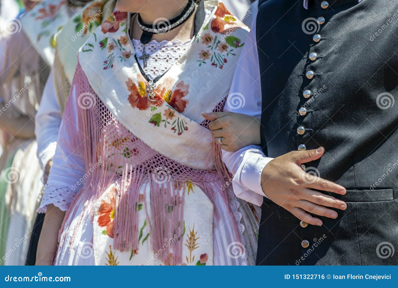 Detalhe De Traje Popular Alemão Tradicional Vestido Por Mulheres E Por  Homens Do Alemão étnico Foto de Stock - Imagem de festival, alemanha:  151322716