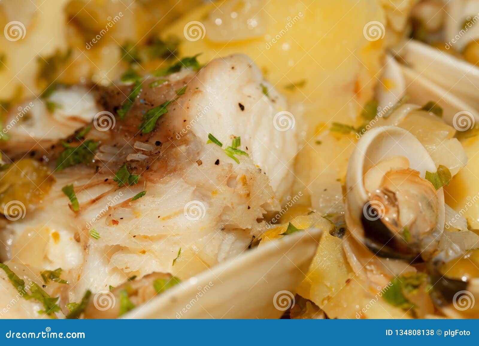 Detalhe De Um Prato Do Tamboril Com Moluscos Foto de Stock Imagem de