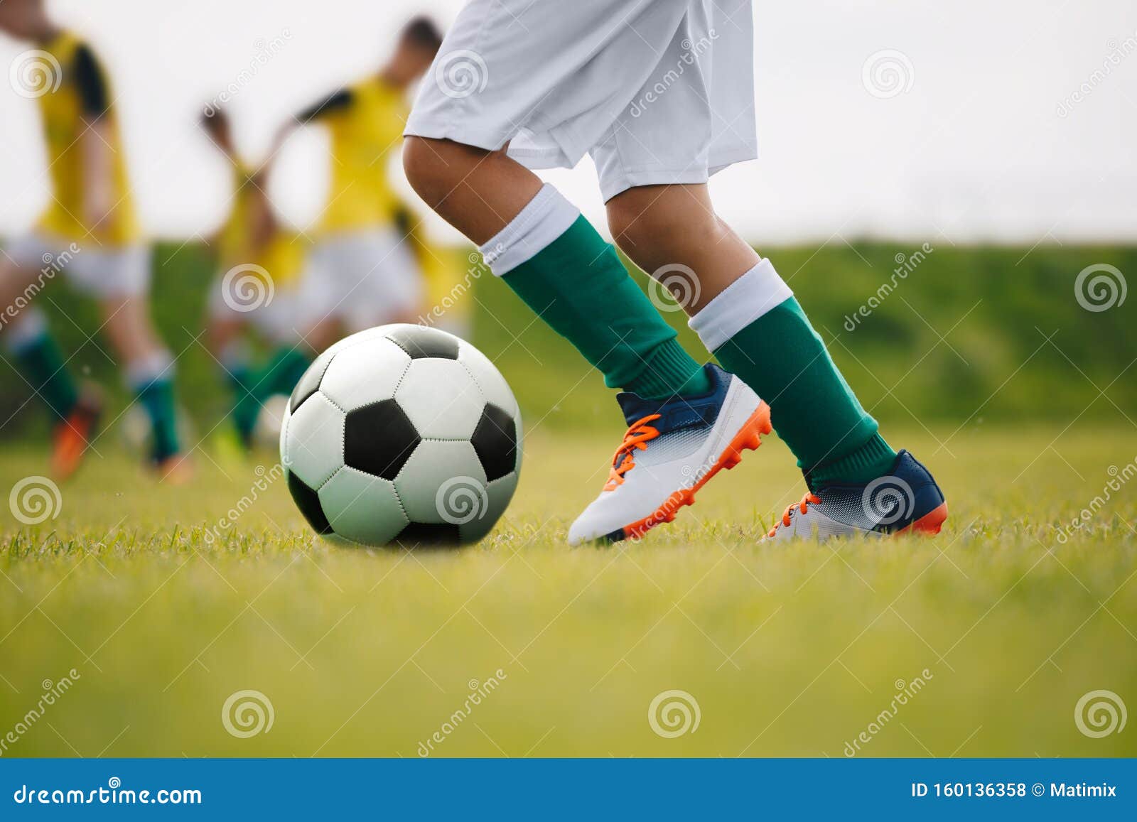 Jogador de Futebol, Bola e Campo.  Jogadores de futebol, Futebol, Bola de  futebol