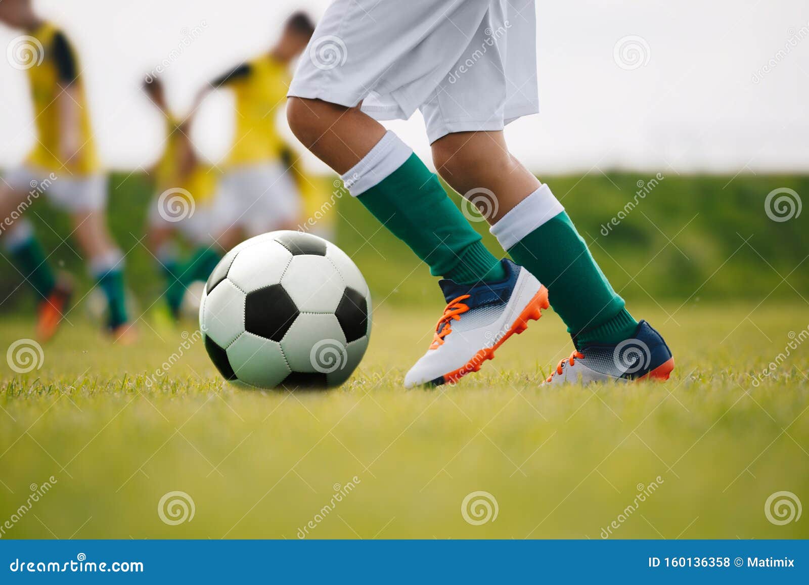 Jogadores de futebol jogando bola no campo [download] - Designi