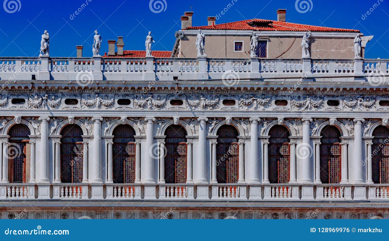 Detalhes arquitetónicos das construções Venetian em Veneza, Itália. Os detalhes arquitetónicos de construções no ` s de St Mark esquadram em Veneza, Itália