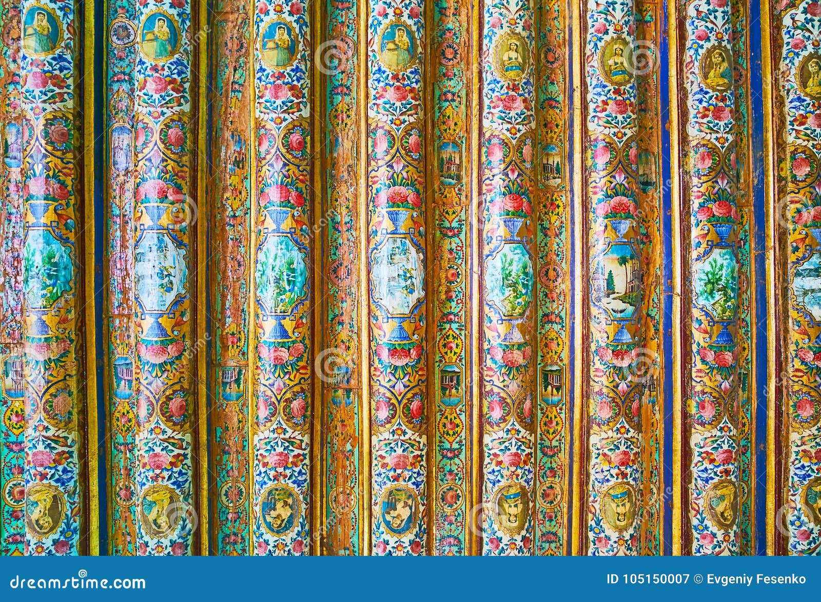 Detalhes pintados de casa de Qavam, Shiraz, Irã. SHIRAZ, IRÃ - 12 DE OUTUBRO DE 2017: Entra o teto na casa de Qavam Ghavam de Naranjestan são cobertos com os testes padrões florais finos, os retratos fêmeas e as paisagens nos medalhões, o 12 de outubro em Shiraz