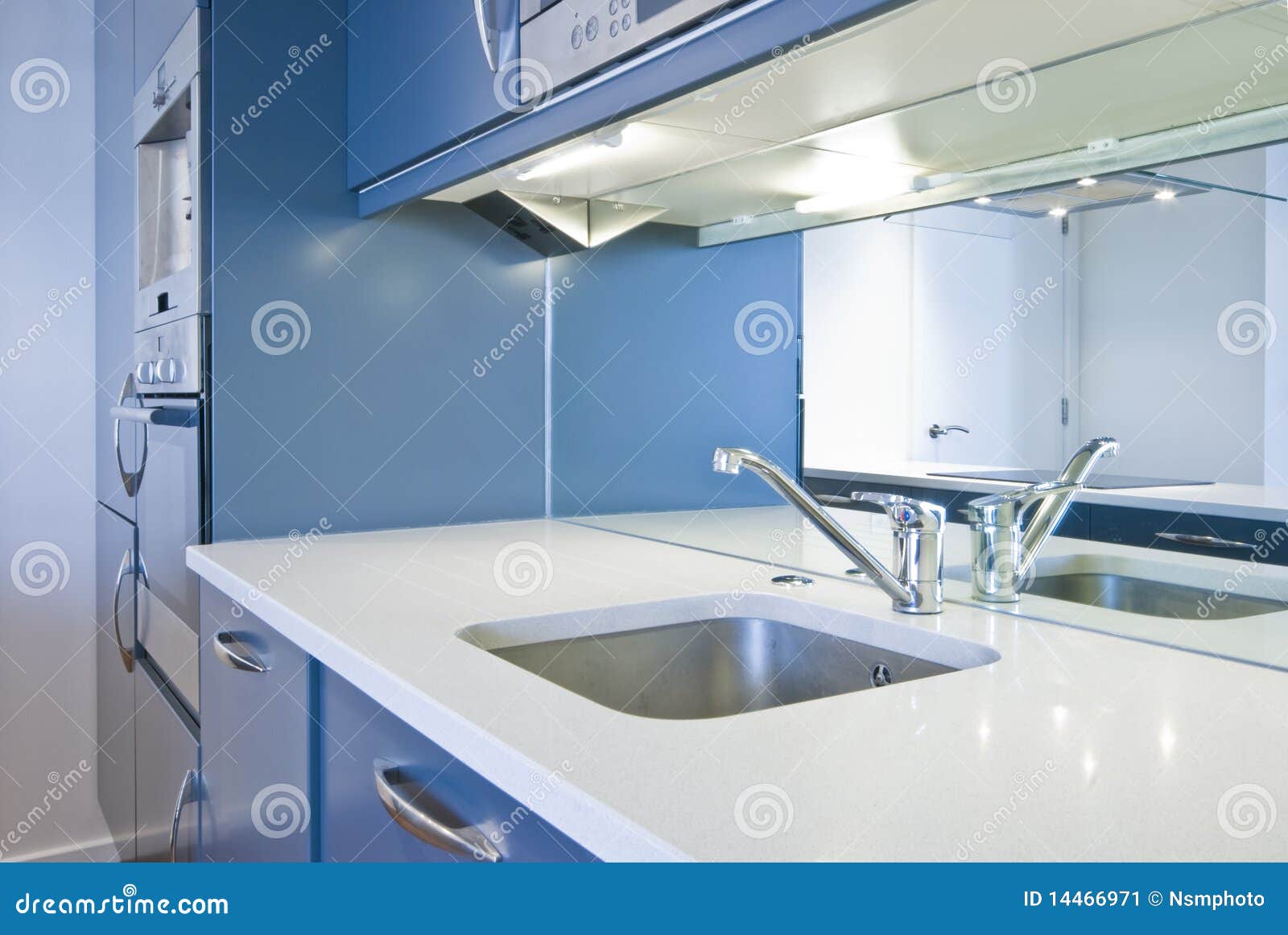 Detalj av ett modernt kök i metallisk blue fotografering för ...