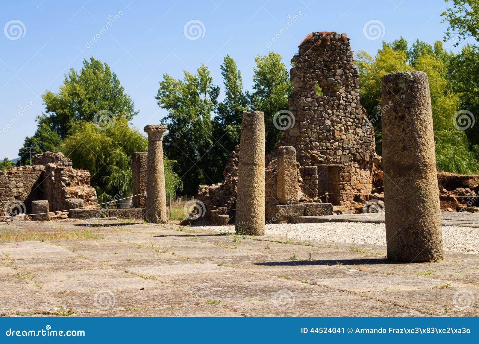 Detalj för port Ammaia för roman stad södra. Closeupen på det södra porttornet fördärvar av den roman staden av Ammaia Kolonner och trottoar Marvao Portalegre, Portugal